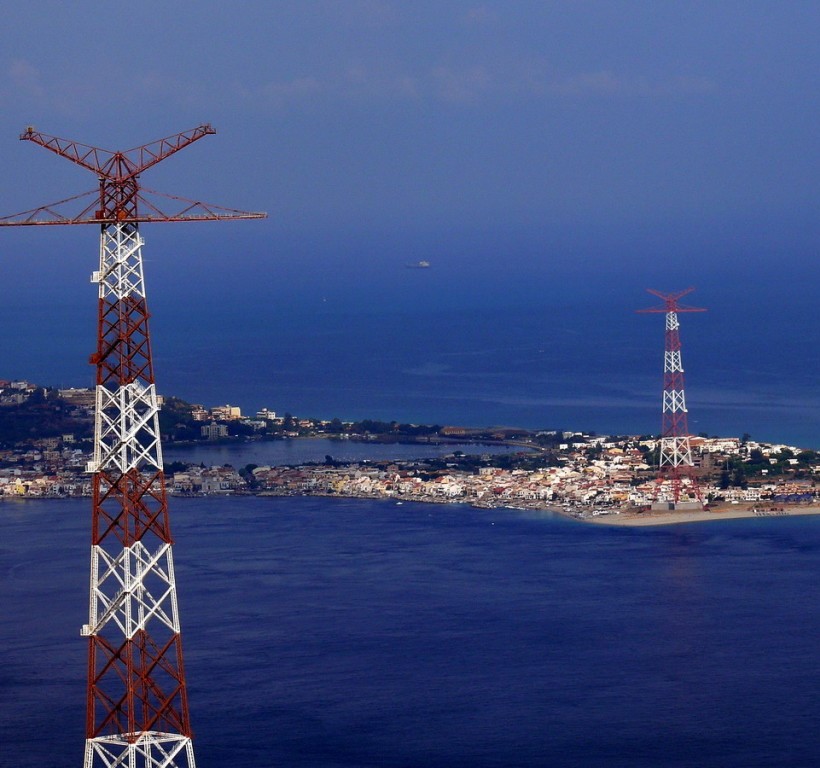 Pilone di Torre Faro e Pilone di Reggio Calabria. Vista da Reggio Calabria